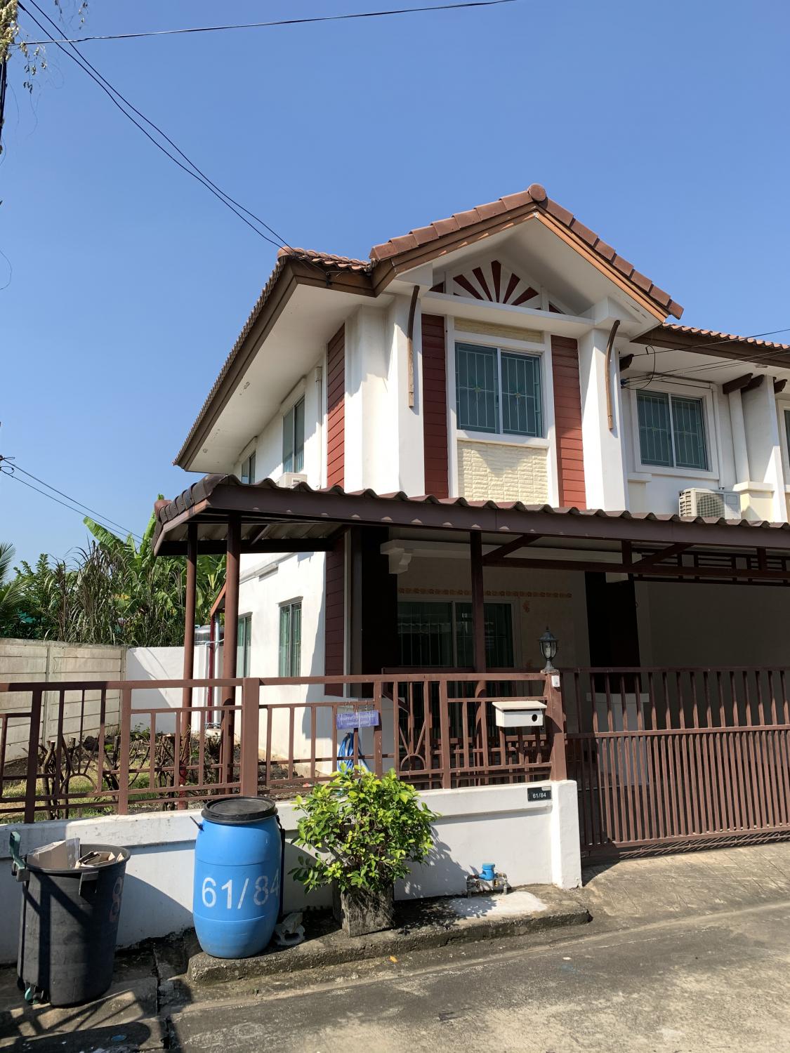 Town house for rent8000