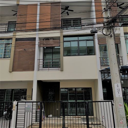 ให้เช่าทาวน์เฮาส์ 3 ชั้น หมู่บ้านซิกเนเจอร์ เพชรเกษม 69 ใกล้ MRT หลักสอง