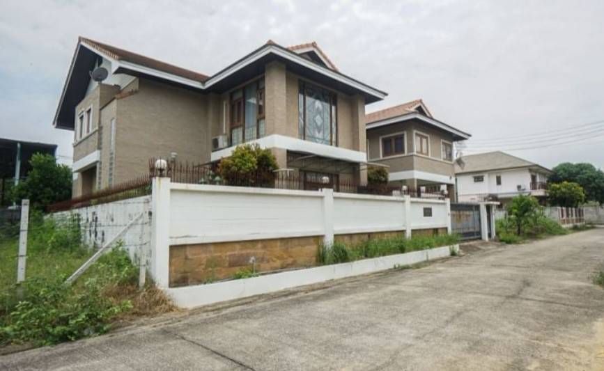 หมู่บ้านมหาดไทย1 101 ตรว 4 นอน 5 น้ำ East Eng 中 日 Please add LINE ID 806qphgn(มีแอดด้วย)