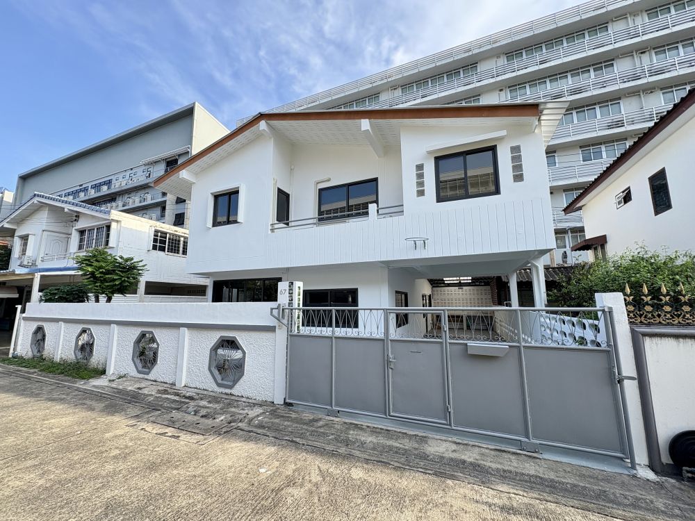 Beautiful 2-story house for Rent, ready to move in, on Pattanakarn 39 (4 bed 3 bath)
