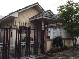 บ้านเดี่ยวชั้นเดียวสไตล์โคโลเนียลให้เช่า ขนาด 1 นอนในหมู่บ้านริมถนนบรมราชชนนี ตลิ่งชัน กทม.