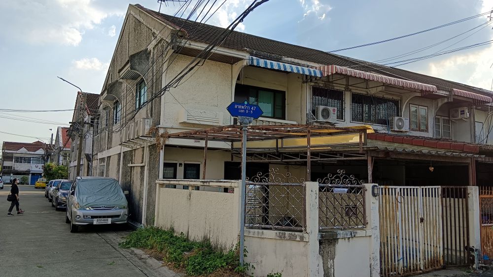 Owner Post ให้เช่าทาวน์เฮ้าส์ Renovate ใหม่ ลาดพร้าว 47 แยก 9-5 2 ชั้น 26 ตร.ว. จอดรถ 2 คัน ใกล้ BTS