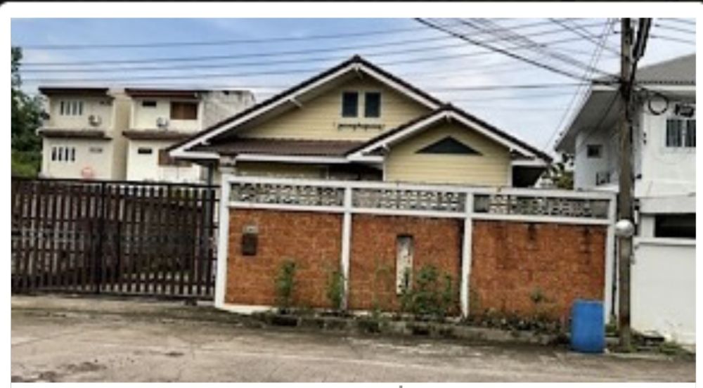 บ้านแฝดชั้นเดียวสไตล์โคโลเนียลขนาด 1 นอน ตกแต่งเสร็จพร้อมเฟอร์ฯ ในหมู่บ้านริมถนนบรมฯ ตลิ่งชั่น
