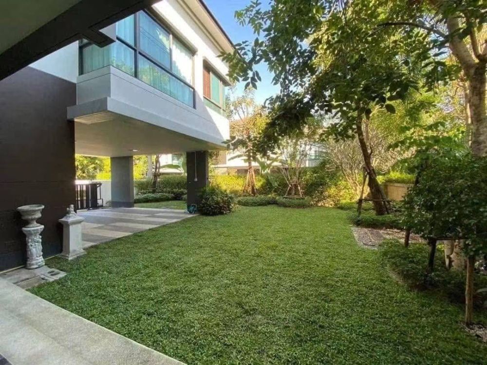 Price reduced Setthasiri Krungthep Kreetha 120K / month 120 sq.wa 3 Beds 4 Baths 1 Living room