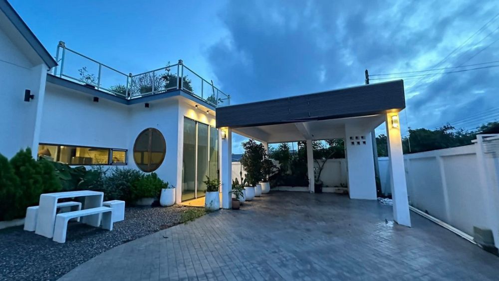 Private villa in Tropical gard